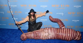 Copertina di Heidi Klum è un carnoso verme gigante: il travestimento per Halloween lascia tutti senza parole
