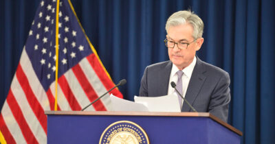 Copertina di La Fed non taglia i tassi come chiesto da Trump: “Incertezza aumentata, rischi di maggior disoccupazione e inflazione”