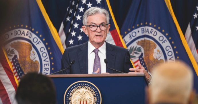 Tassi su ed economia giù: la Fed vota più recessione