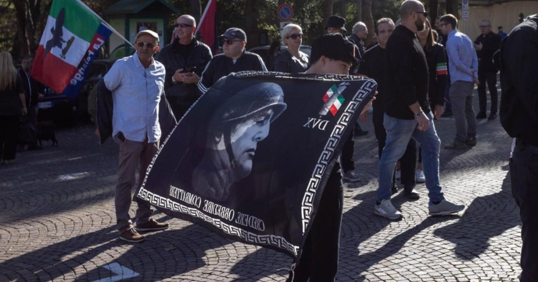Predappio, cerimonia della Marcia su Roma: 8 indagati per saluti romani e simboli fascisti