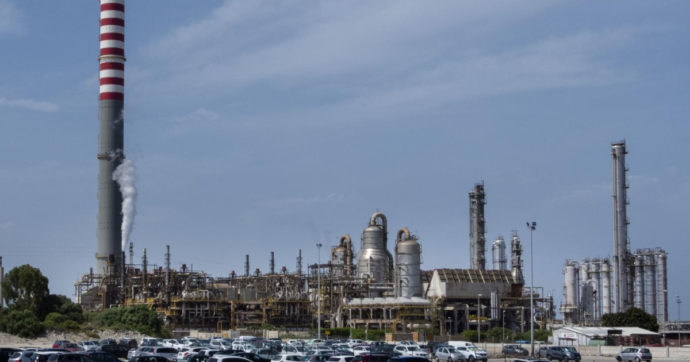 Wall Street Journal: “I carburanti fatti in Sicilia con petrolio russo venduti anche negli Usa”. La più grande raffineria italiana a rischio stop