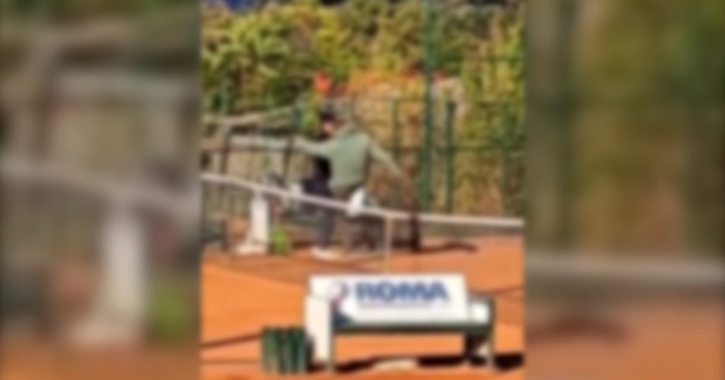Calci, spintoni e schiaffi: padre-allenatore picchia la figlia tennista di 14 anni. La video-denuncia sul web