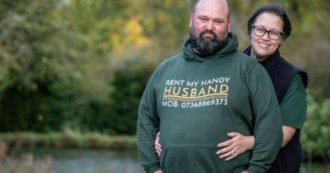 Copertina di “Affitto mio marito alle donne sole, tariffa oraria”: la trovata di una 38enne è un vero successo