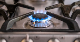 Copertina di Bollette gas, per gli utenti in regime di tutela aumenti del 23% in dicembre. L’authority: “Nel 2022 spesa media di 1.866 euro, +65%”