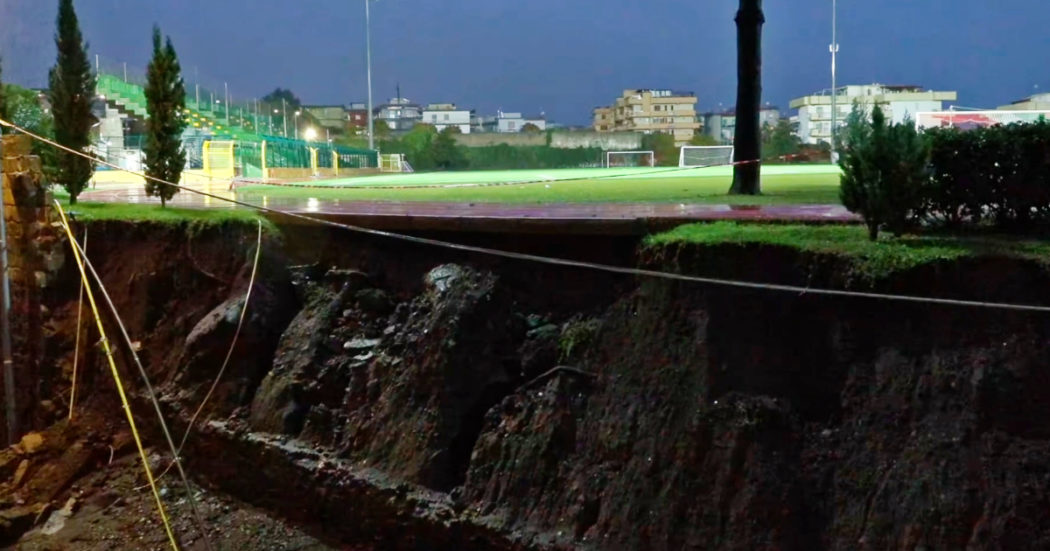 Ercolano, crolla parte dello stadio dopo le forti precipitazioni: si apre una voragine ai bordi della pista di atletica – Video