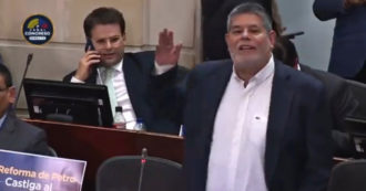 Copertina di “Satana si aggira in Parlamento, sento odore di zolfo”: l’insolito intervento del senatore colombiano – Video