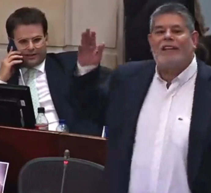 “Satana si aggira in Parlamento, sento odore di zolfo”: l’insolito intervento del senatore colombiano – Video