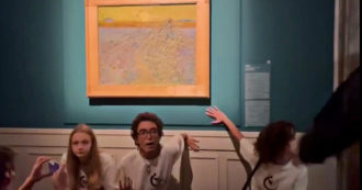 Copertina di Roma, attiviste per il clima imbrattano quadro di Van Gogh: tre ragazze identificate. Sangiuliano: “Atto ignobile”