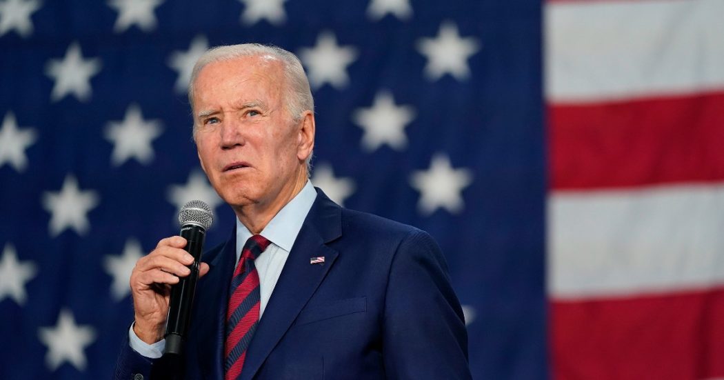 Nuova gaffe di Biden riaccende lo scontro con l’Iran: “Lo libereremo”. Poi si corregge. Raisi: “Liberi da 43 anni, mai più vostri prigionieri”