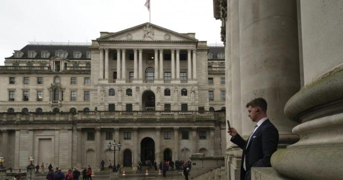 Dopo la “tempesta Truss” la Banca centrale inglese riprende ad alzare i tassi e mette in guardia il nuovo governo di Rishi Sunak