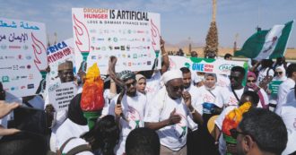 Copertina di Al Sisi si dipinge di verde: salamelecchi e carceri piene