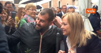 Copertina di La premier Meloni scatta selfie con i sostenitori dopo la cerimonia per la giornata dell’Unità nazionale e delle Forze armate – Video