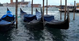 Copertina di Acqua alta a Venezia: si alzano le barriere del Mose, è la prima volta quest’autunno
