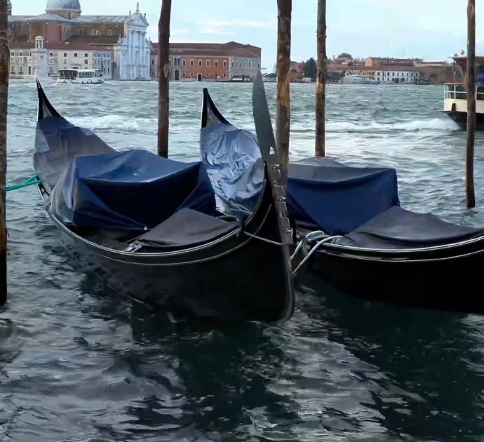 “I turisti sono ingrassati e pesano troppo, adesso sulla gondola ci stanno al massimo in 5”: scoppia il caso a Venezia. E c’è chi instilla il dubbio: “Solo una scusa”