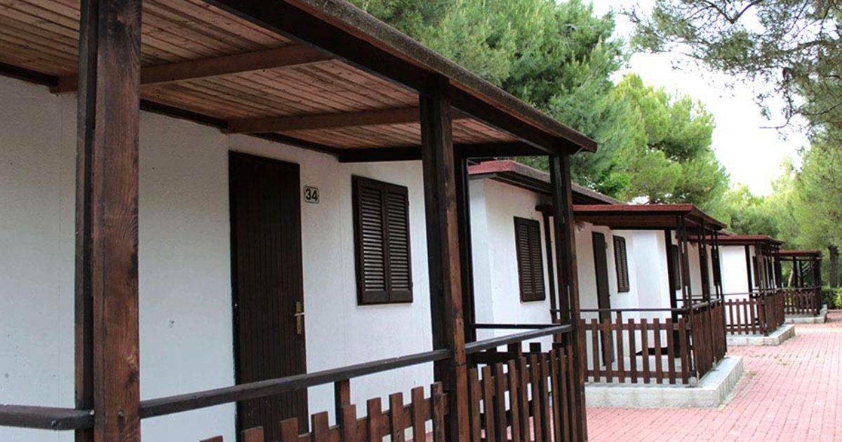 Due adolescenti fanno sesso in un bungalow, 55enne prima li spia poi fa irruzione e gli propone un rapporto a 3. Loro rifiutano e lei li molesta