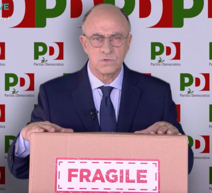 Crozza-Letta trova la scatola dove mettere i contenuti: “C’è scritto fragile. Perfetto per le nostre idee di sinistra”