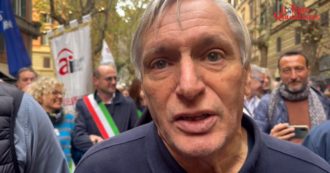 Copertina di Manifestazione per la pace, Don Ciotti: “Ci sono troppi cittadini neutrali e a intermittenza. Abbiamo bisogno di persone più responsabili”