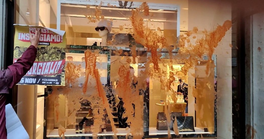 Napoli, la protesta di Fridays for future contro il grandi marchi: imbrattate le vetrine di Lois Vuitton e Gucci – Il video
