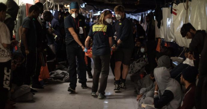 Migranti, la nave Humanity 1 in arrivo al porto di Catania: “Temiamo un respingimento o che facciano sbarcare solo i fragili”