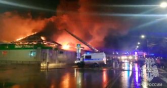 Copertina di Russia, incendio in un bar a nord di Mosca: 15 morti. Si cerca una persona che avrebbe sparato con una lanciarazzi nel locale