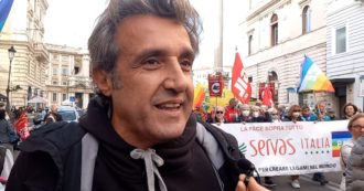 Copertina di Manifestazione per la pace, anche Flavio Insinna in piazza: “Seguo l’esempio di Gino Strada, la guerra è l’inizio di tutte le tragedie”