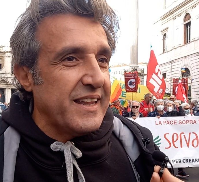 Manifestazione per la pace, anche Flavio Insinna in piazza: “Seguo l’esempio di Gino Strada, la guerra è l’inizio di tutte le tragedie”