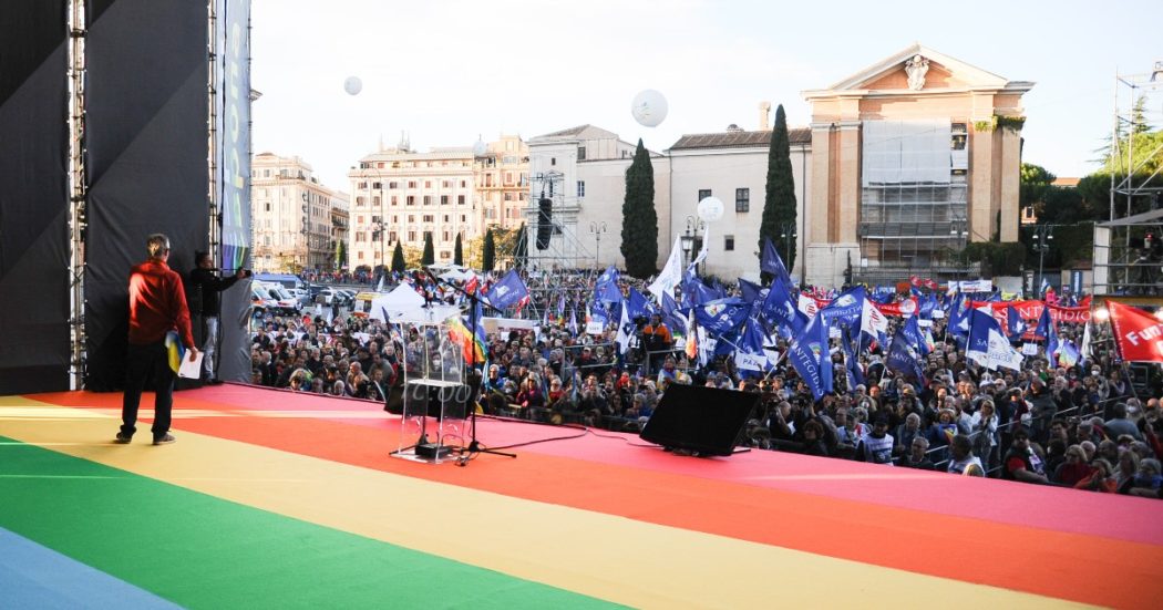 Manifestazione per la pace a Roma: “Siamo più di 100mila” | la diretta. Conte: “Nuove armi? Governo venga in Parlamento”. Letta: “Pd per continuità”