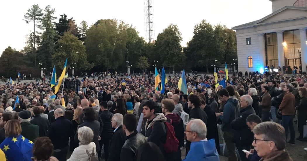 A Milano un migliaio all’evento di Calenda: “Conte qualunquista di destra”. E Rosato: “Solo codardi si voltano dall’altra parte”