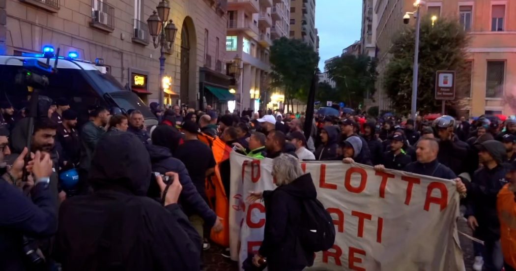 Napoli, in migliaia al corteo dei collettivi contro il caro bollette e per l’ambiente: tensione con la polizia davanti al Comune – video