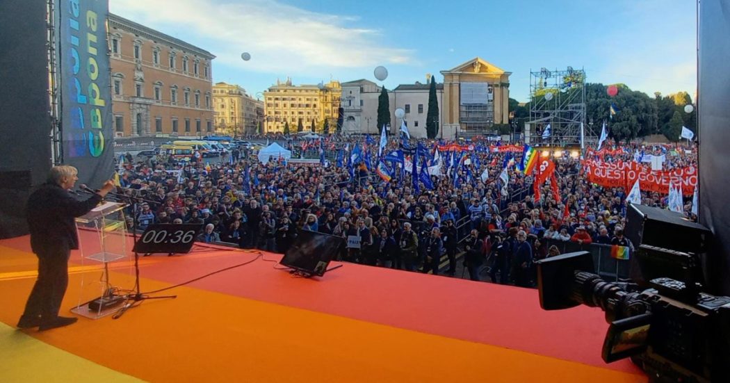 Manifestazione per la pace a Roma: “Siamo più di 100mila” | la diretta. Letta: “Invio armi? Pd è per continuità”. Milano, un migliaio con Calenda: “Stop aiuti militari? Ciò che vuole Putin”
