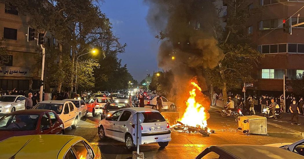 Iran, un’altra donna uccisa: “Colpita con un manganello durante le proteste del venerdì”