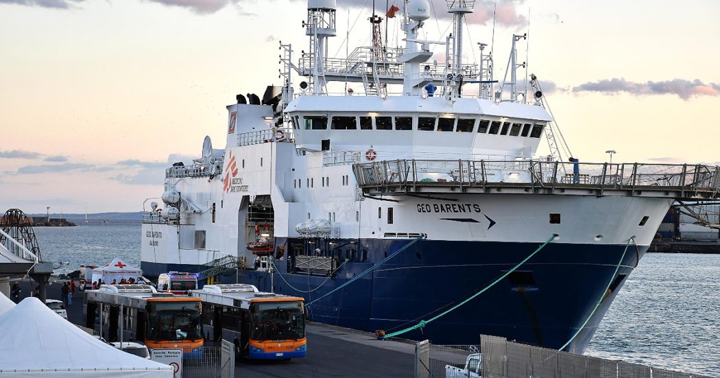 Humanity, sbarcati 144 migranti: 35 ancora a bordo. Il capitano: “Non ripartiremo”. Arrivata la Geo Barents con 568 persone, primi sbarchi