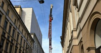 Milano, anarchici salgono su una gru davanti alla Scala per protestare contro il 41-bis e l’ergastolo ostativo