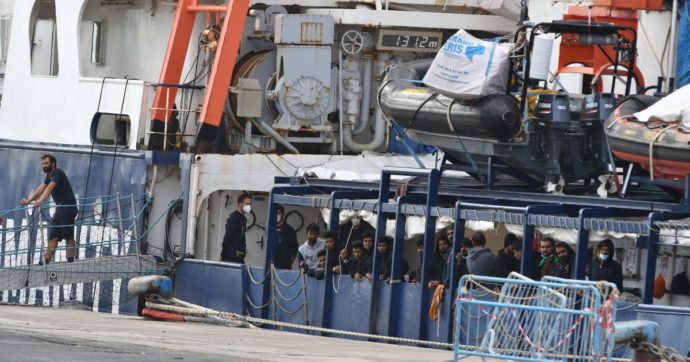 Humanity, sbarcati 144 migranti: 35 ancora a bordo. Arrivato l’ordine di ripartire, ma il capitano si rifiuta. “Non posso, salvataggio non completato”