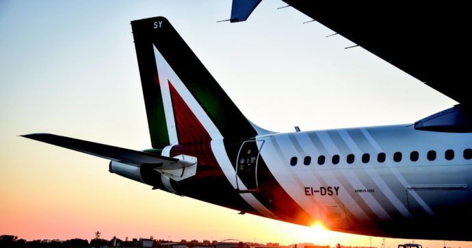 Copertina di Rimborsi Alitalia. Un anno fa l’ultimo volo: agenzie e passeggeri aspettano ancora i soldi
