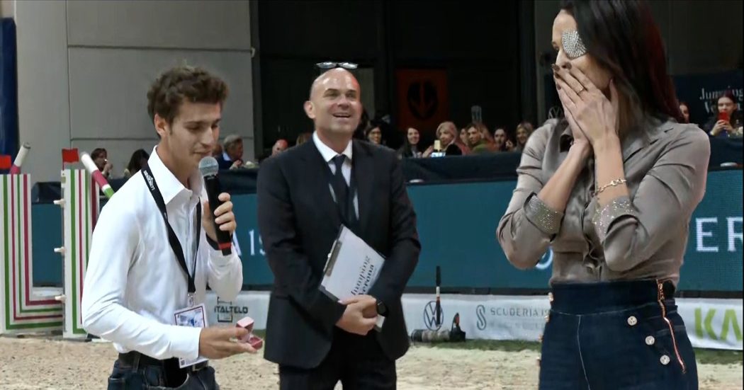Gessica Notaro, proposta di matrimonio alla Fieracavalli di Verona: l’atleta Filippo Bologni si inginocchia e le chiede di sposarlo