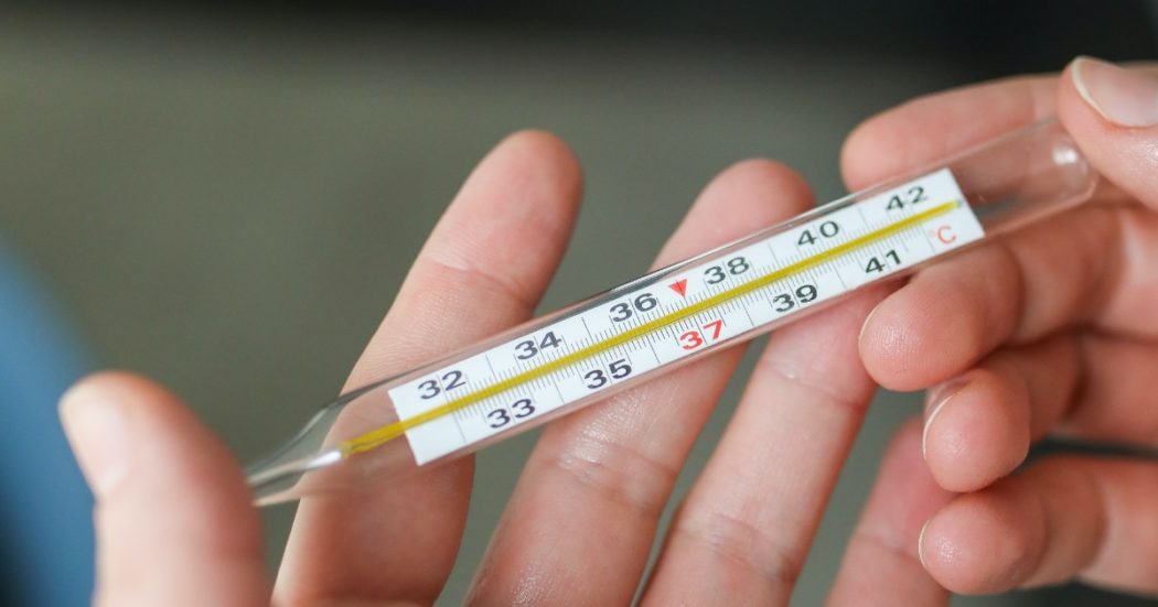 Influenza, 943mila persone colpite: record di casi in una settimana. I pediatri: “Vaccinare i bambini”