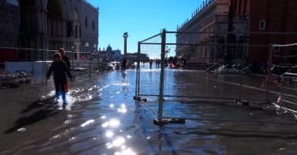 Copertina di Acqua alta a Venezia, per la prima volta entrano in funzione le paratie di vetro per la Basilica di San Marco