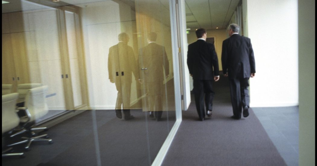 Non c’è crisi per i top manager italiani: nel 2021 il loro stipendio è cresciuto del 17%. Ora la media è di 1,1 milioni di euro l’anno