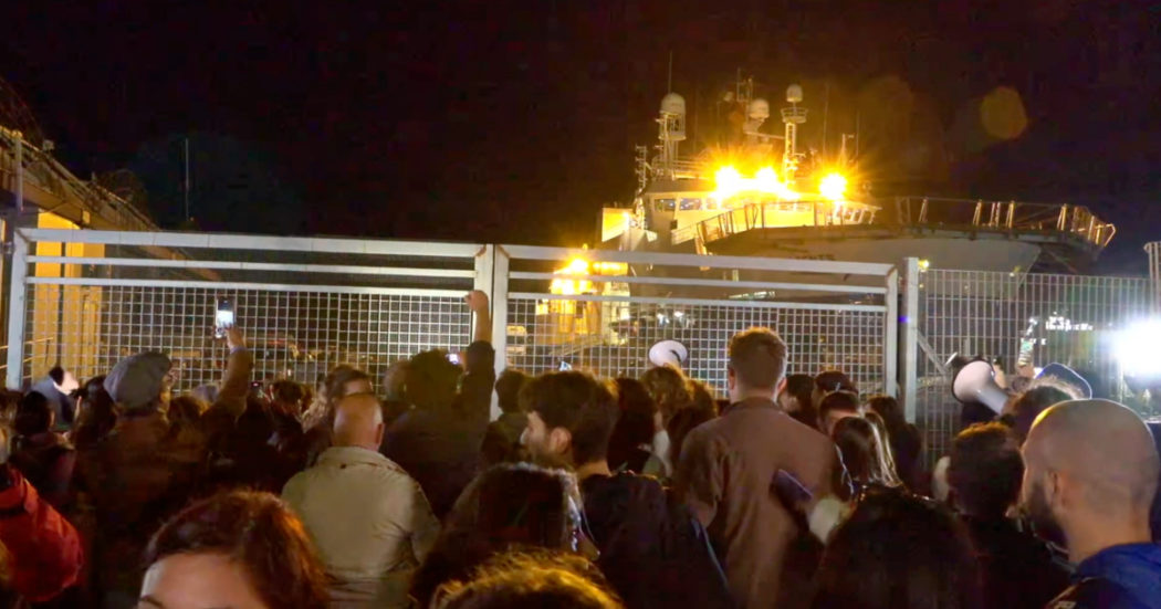 Al governo serve un nemico per cementare il consenso: niente più migranti, ora si punta alle Ong