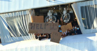 Copertina di Migranti, le persone a bordo della Geo Barents espongono cartelli dalla nave: “Aiutateci” – Video