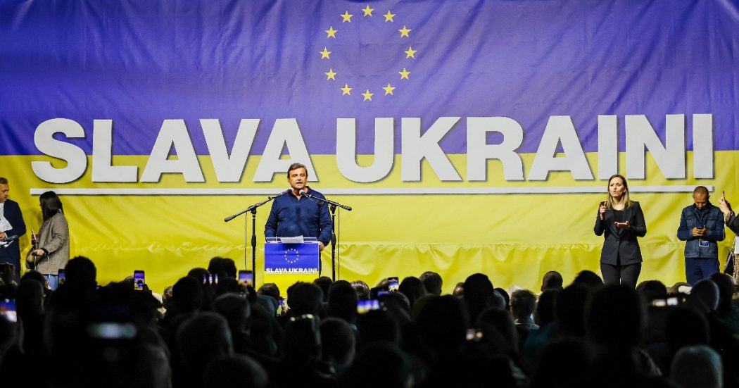 Renzi e Calenda in piazza spingono il sostegno militare all’Ucraina. Ma fu il loro governo a esportare i blindati in Russia (sotto embargo)