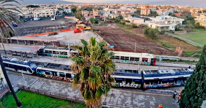 Napoli, deragliato treno della linea Circumvesuviana all’ingresso della stazione di Pompei