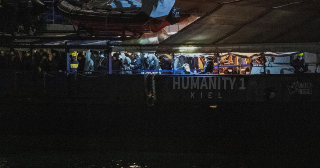 Migranti, diretta – Da Sos Humanity due ricorsi contro il blocco del governo. La Rise Above con 89 a bordo verso Reggio Calabria
