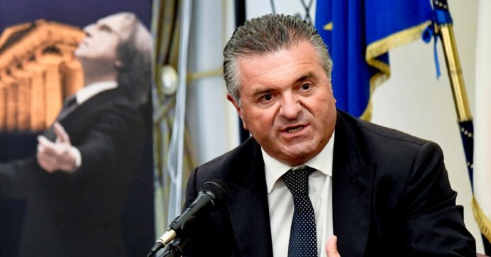 Dalle “fritture di pesce” di De Luca alla Provincia di Salerno: Franco Alfieri eletto presidente