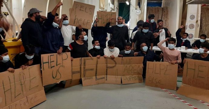 Sbarchi, è lite continua. “A bordo gente sedata, con pustole e scabbia”