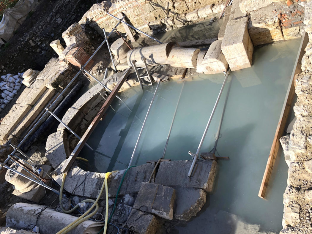 La vasca sacra, in occasione della scoperta di un deposito votivo negli scavi di San Casciano dei Bagni, 8 novembre 2022. ANSA/ JACOPO TABOLLI  ++HO – NO SALES EDITORIAL USE ONLY++