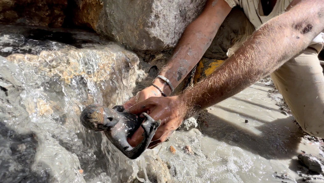 Statuetta di un giovane riemerge dal fango durante la scoperta di un deposito votivo negli scavi di San Casciano dei Bagni, 8 novembre 2022. ANSA/ JACOPO TABOLLI  ++HO – NO SALES EDITORIAL USE ONLY++