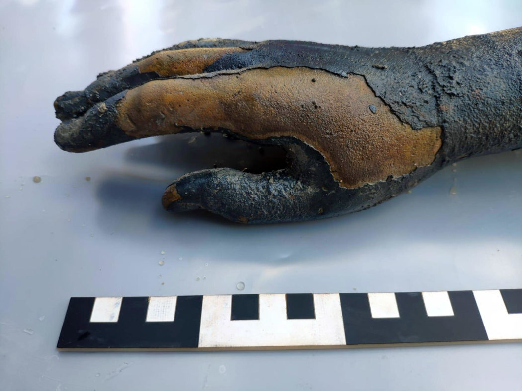 Dettaglio della mano di una statua, uno dei reperti trovati in occasione della scoperta di un deposito votivo negli scavi di San Casciano dei Bagni, in Toscana, 8 novembre 2022. ANSA/ JACOPO TABOLLI ++HO – NO SALES EDITORIAL USE ONLY++