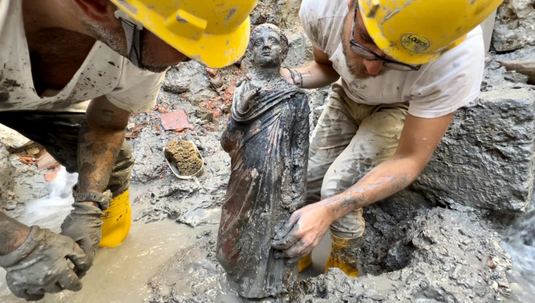 Un giovane togato riemerge durante la scoperta di un deposito votivo negli scavi di San Casciano dei Bagni, 8 novembre 2022. ANSA/ JACOPO TABOLLI  ++HO – NO SALES EDITORIAL USE ONLY++